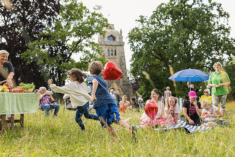 Picknick mit spielenden Kindern vor dem Bismarckturm