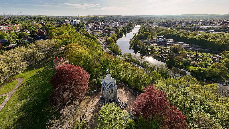 Bismarckturm von Weißenfels aus der Vogelperspektive mit weißenfels im Hintergrund