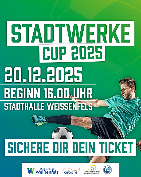 Ein Fußballer schießt mit einem Fußball. Werbung für den 20. Stadtwerke Cup in Weißenfels